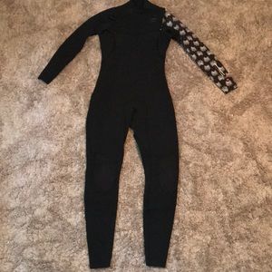 Woman’s wetsuit 6 but fits like an 8